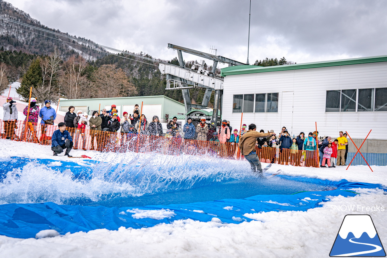 富良野スキー場｜季節は、まだ冬？それとも…？小雪が舞い、たくさんの雪が残る富良野スキー場で、春の恒例イベント『春スキー池渡り大会』開催(^^)/